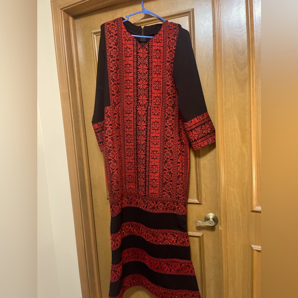 Res and black thobe with belt never worn